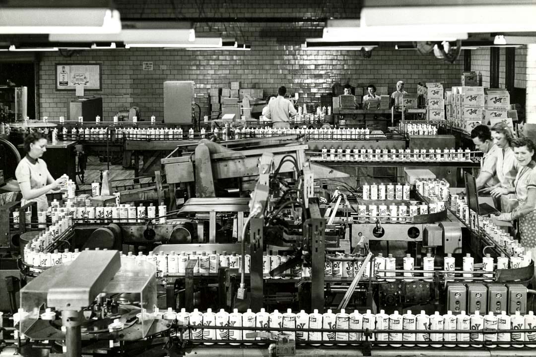 在20世纪的时候，社会能提供大量安定的工作予教育程度低的男性劳工。这些教育程度低的工人有较安定的工作，并有着传统的家庭结构和工会成员身份，这一切会导致“政治安定化”。