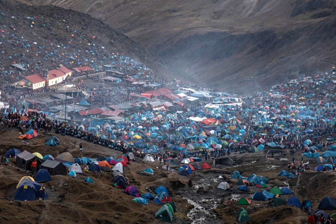 雪星节举行期间，锡纳卡拉山谷布满参加者扎起的帐幕。