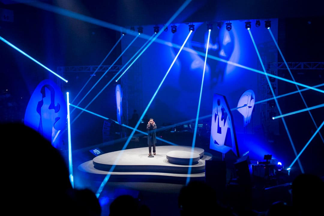 明曲晚唱音乐会的舞台上，悬挂著四个恶梦墙纸系列的巨型雕塑，射灯穿透而过，转换的阴影打在墙身，或观众的脸上，似懂非懂。