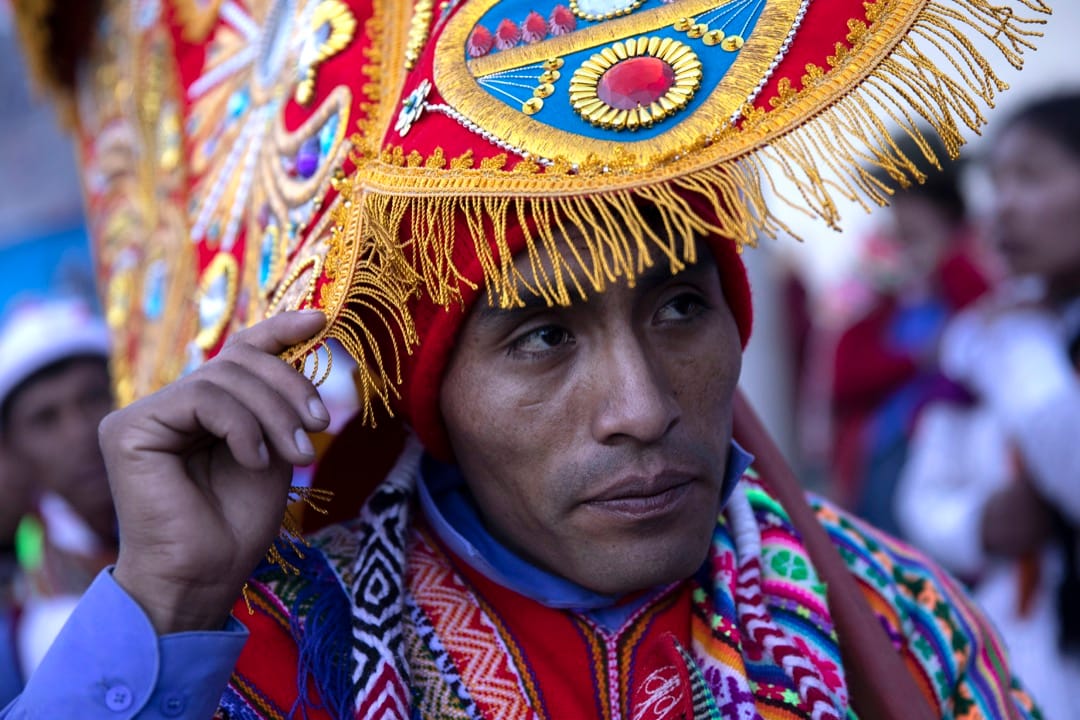 雪星节的最后一天，参加者庆祝日出后列队跳舞。