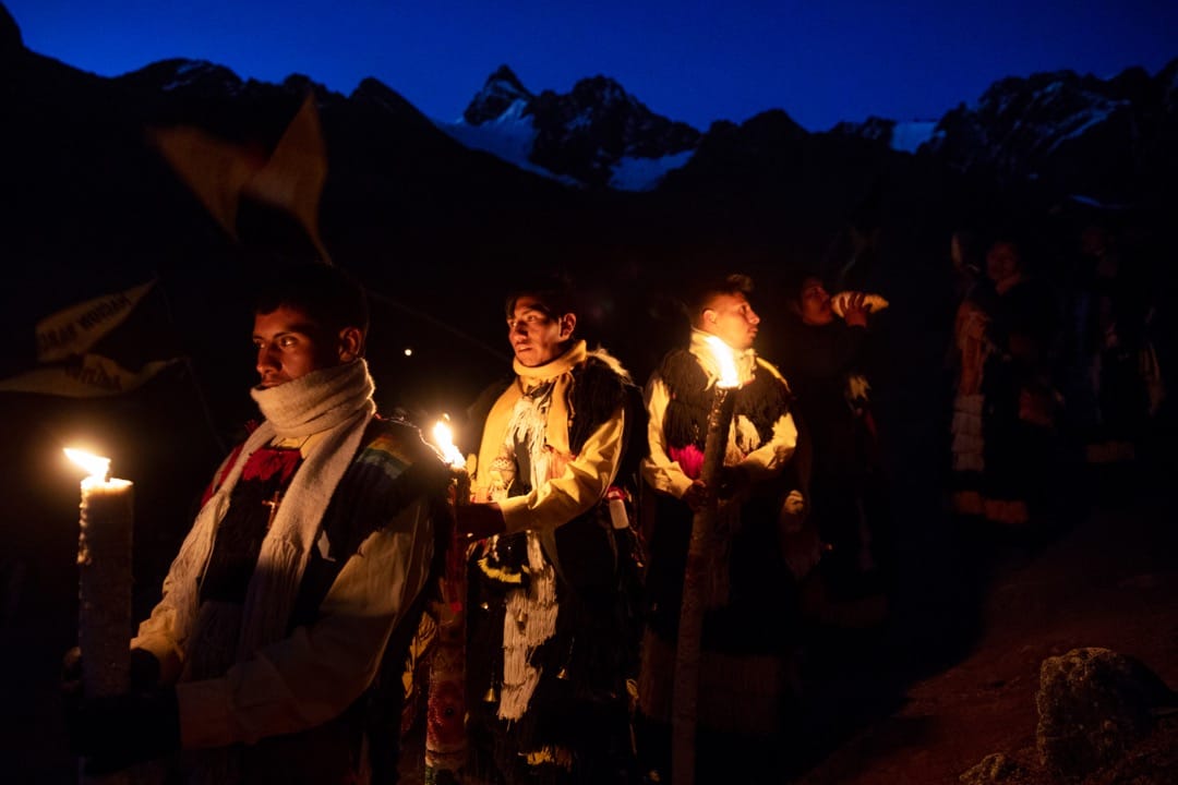 黄昏时分，一行人拿着火把照明，从冰川折返营地。