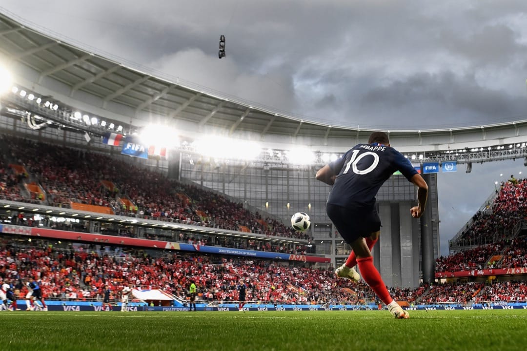 2018年6月21日，葉卡捷琳堡中央體育場上演世界盃C組法國對秘魯的賽事，法國隊球員麥巴比開出角球。