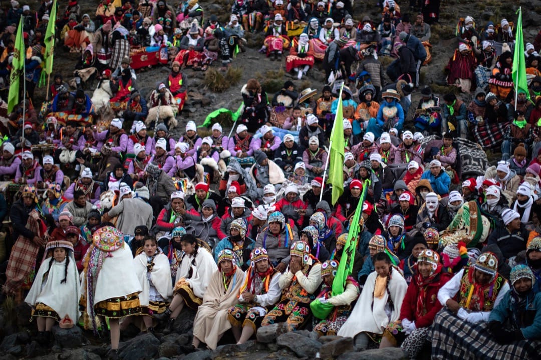 参与雪星节的教派代表于山腰聚集。
