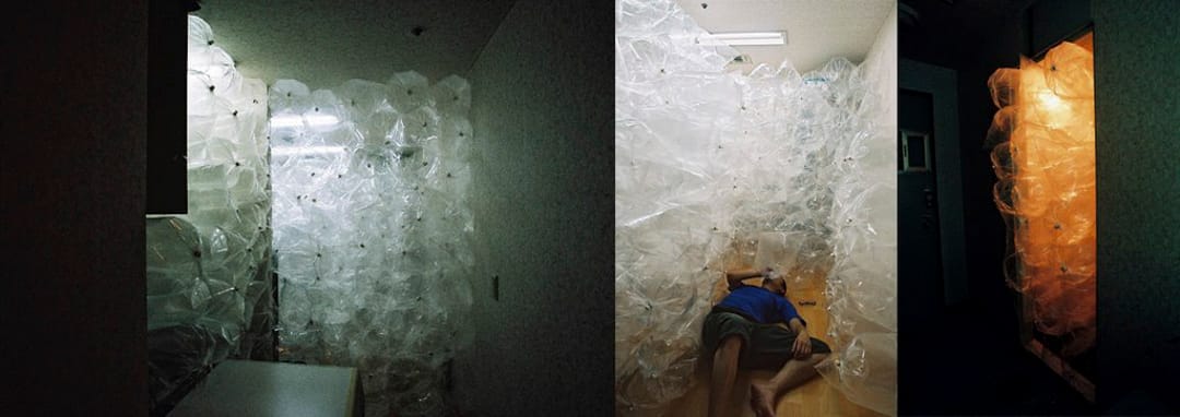 《呼吸一间屋的空气》 我在釜山租了一间屋(体积6.7m x 2.7m x 2.2m，和香港的屋一样细！)，我住在这里照常作息，但我用透明胶袋把我呼吸的空气都储存下来，直至这些储有我空气的胶袋填满了整间屋为止，过程一共用了十天的时间。感觉就像我一部份的生命寄居在这间屋似的。 (2006年9月1至10日韩国釜山双年展)