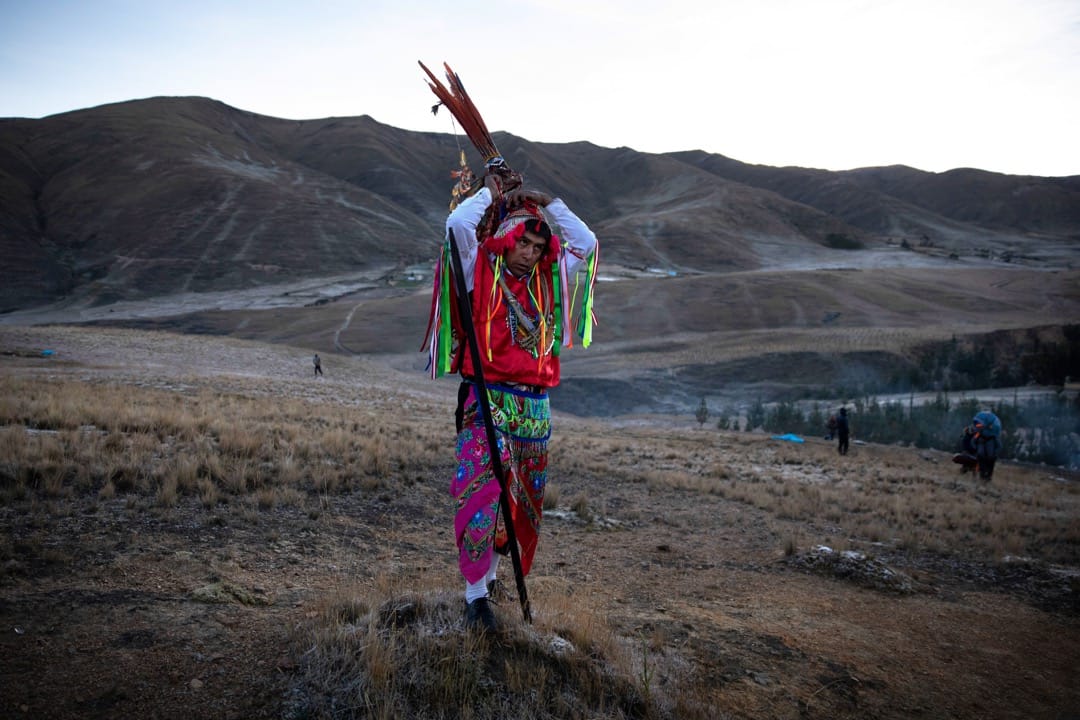 雪星节的最后一天，有参加者穿起传统服装等待日出的一刻。