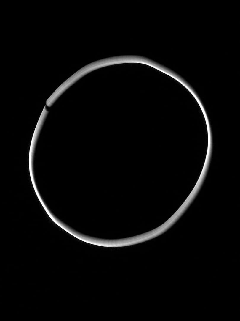 《用月缺的光画一个月圆》 这件作品我用了长时间曝光的技巧：我把相机对正新月，在1.3秒的时间内把相机转动一个圈，新月的光就在相机内画出轨迹。经过约百次的尝试，新月终于画出了一个圆月。 (2007年9月5日挪威)