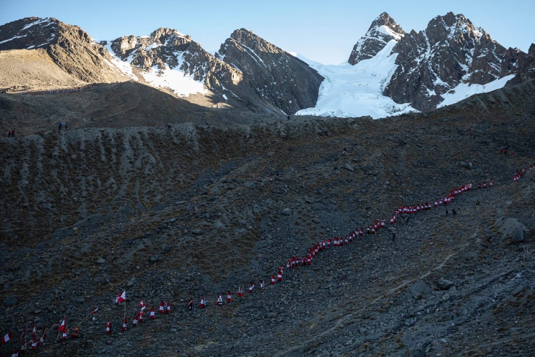 朝圣者在仪式完结后慢慢从陡坡下山。