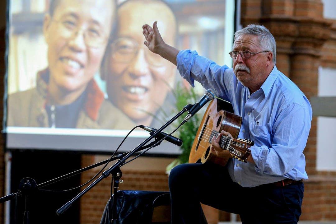 德國歌手比爾曼(Wolf Biermann)在劉曉波追思會上獻唱。