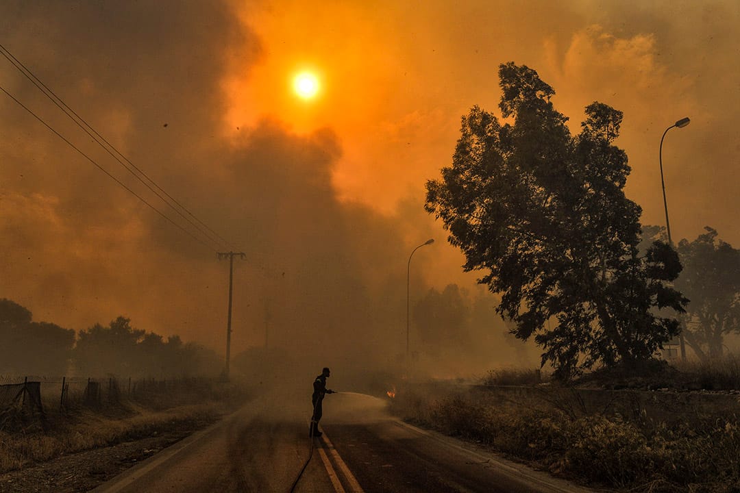 2018年7月23日,希臘首都雅典,附近的沿海鄉村基內塔(Kineta)發生山火,由於炎熱和乾燥的天氣,加上強烈陣風,火勢迅速蔓延,造成至少50人死亡,受傷過百,當地已派出逾600名消防員灌救。