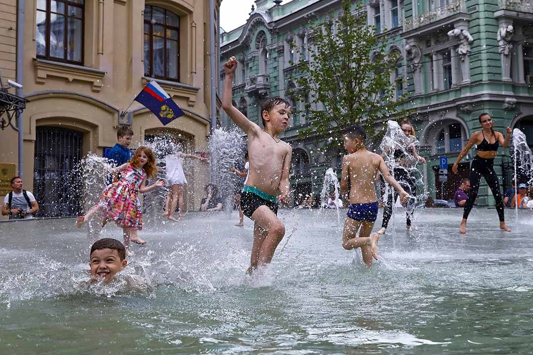 2018年6月30日,小朋友們在俄羅斯莫斯科市中心的一個噴泉玩耍。