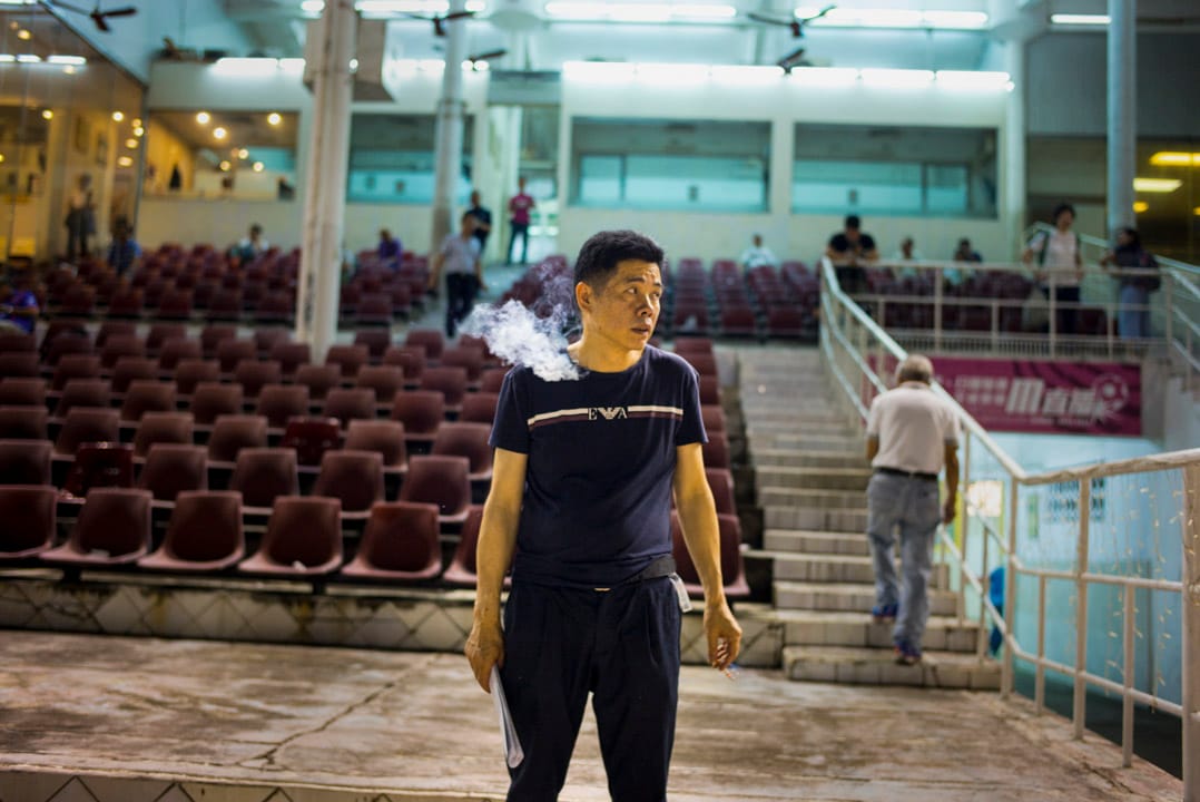 逸園賽狗場於80年代始漸趨式微,平常的比賽日,看台觀眾不多。