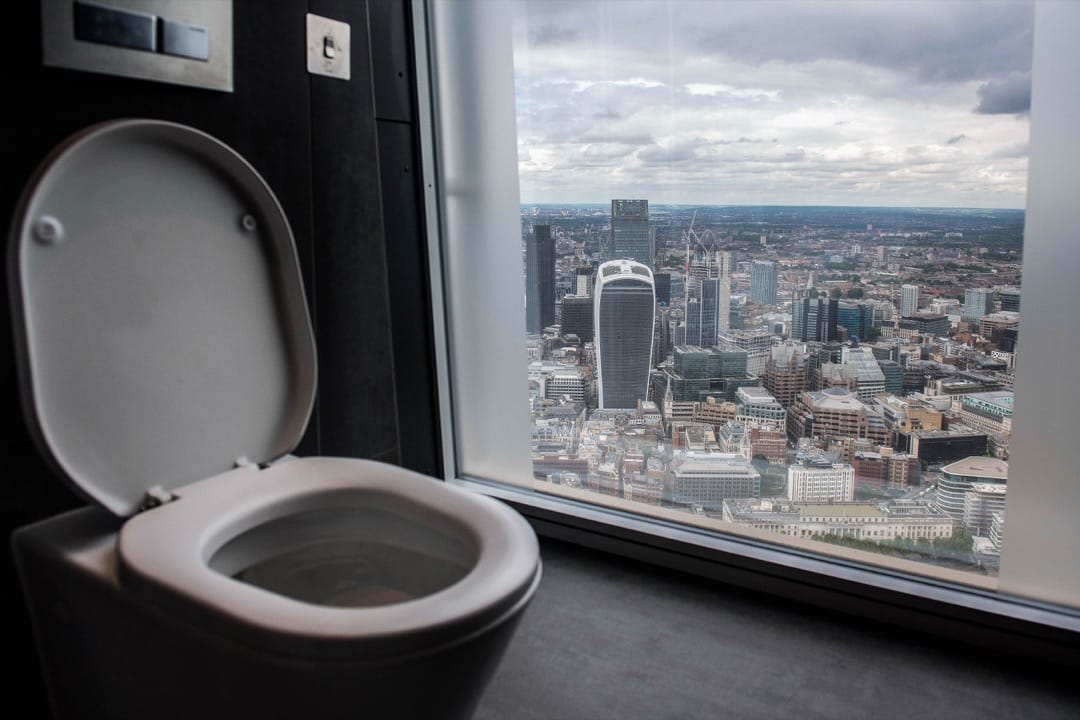 倫敦碎片大廈,樓高309.6米、共95層,於2012年竣工。大樓取名自大廈的外型,像玻璃碎片(Shard)。雖然高度遠不及其他摩天大廈,但已經是西歐最高的建築物。圖為觀景樓層的廁所的景觀。