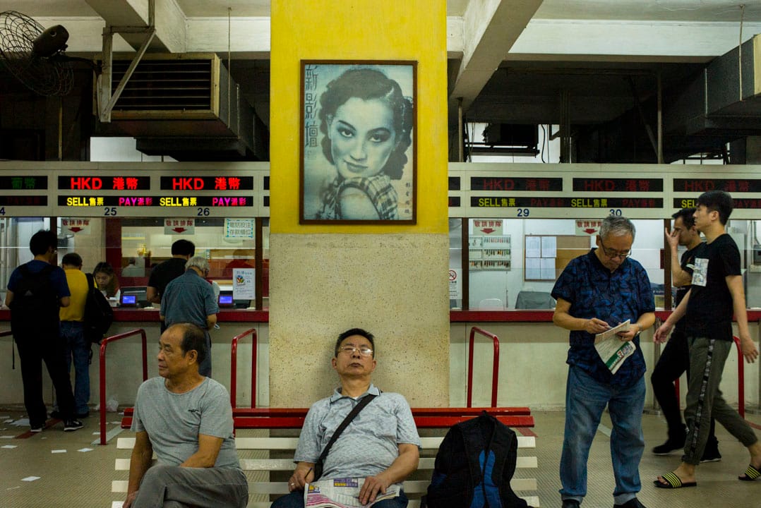 賽狗場內的投注區,懷舊的海報和發黃的牆,還有不再運作的櫃檯。