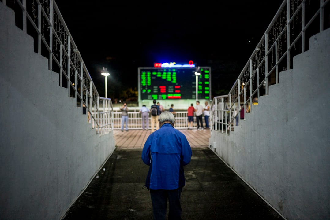 逸園賽狗場內的賽狗迷,有不少中年男士或長者,年青人只有寥寥數人。