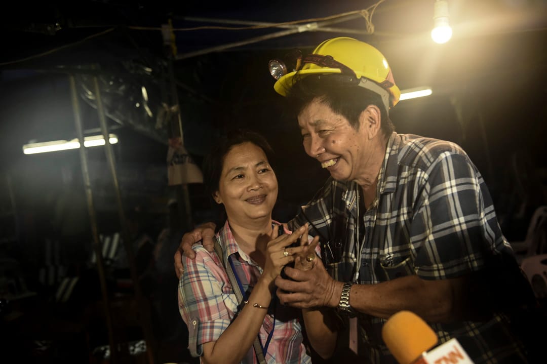 7月2日，家屬聽到失蹤山洞的少年全部生還的消息後，臉上終於能露出半點笑容。