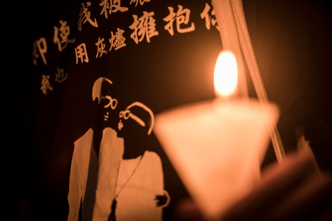 現場有市民穿上印有劉曉波及妻子劉霞的T-shirt，手持燭光悼念。