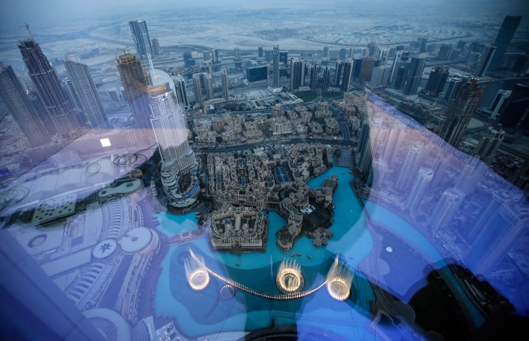 杜拜哈里發塔,樓高828米、共163層,於2010年完工,是目前全球最高的摩天大廈。圖為哈里發塔112樓的景觀,俯瞰全球最大型的音樂噴泉。
