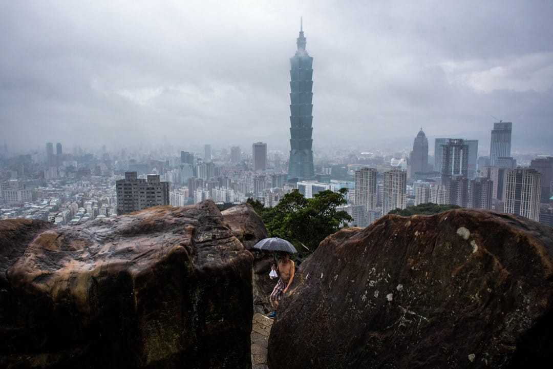 台北101,樓高509米、共106層(101層對外開放),於2004年除夕竣工,並在建成後至2010年1月4日擁有世界第一高樓的紀錄。目前還是全台灣最高及唯一超過100層樓的建築物。