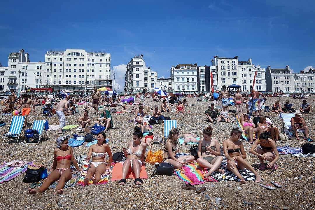 2018年7月7日,英國沿岸城鎮布萊頓,當地居民到沙灘享受日光浴。