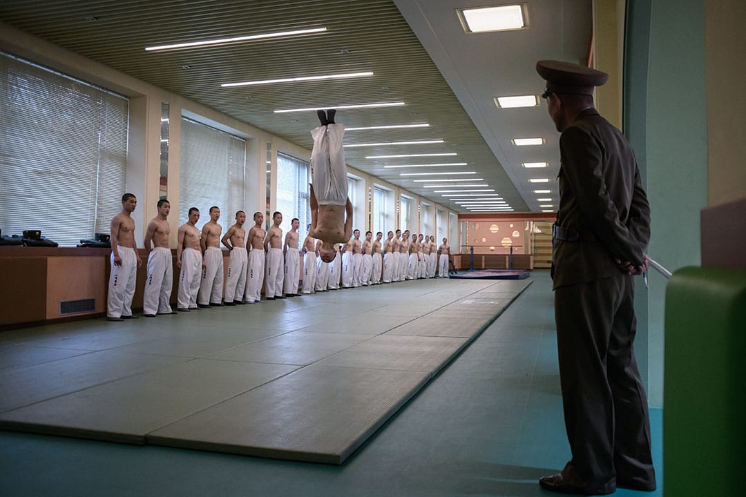 学生在万景台革命学院进行跆拳示范。 