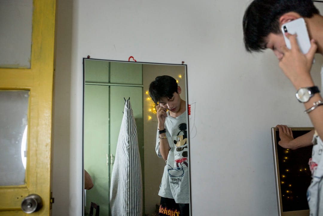 在湖南就讀大學一年級的八里,以化妝成為美妝博主,每月有過萬的收入。