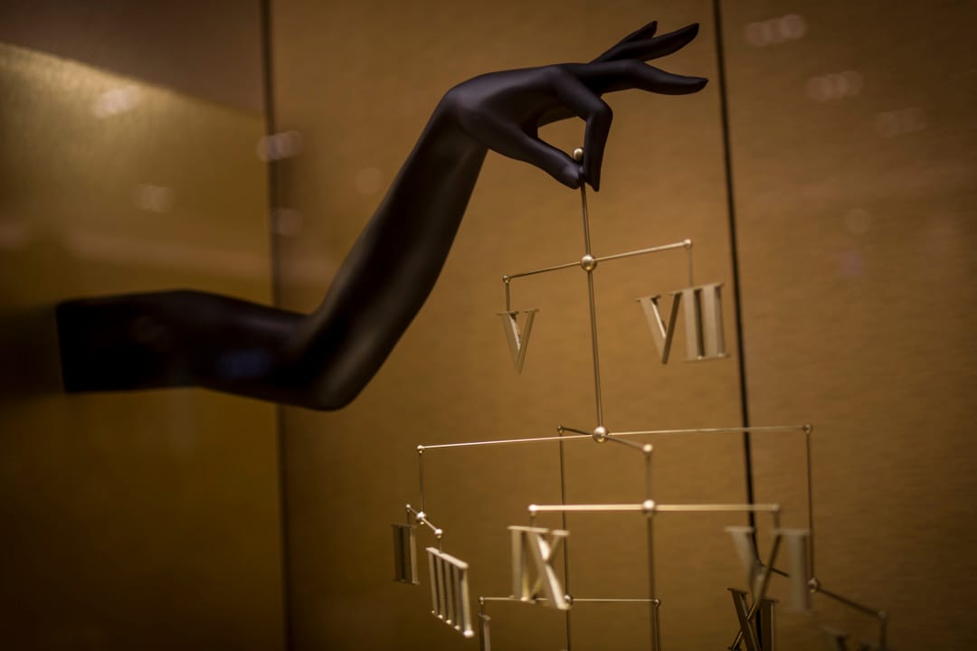 金湖廣場內名店的櫥窗。「小三通」後，不少中國旅行團來金門購物，吸引大型商場於小城開業。