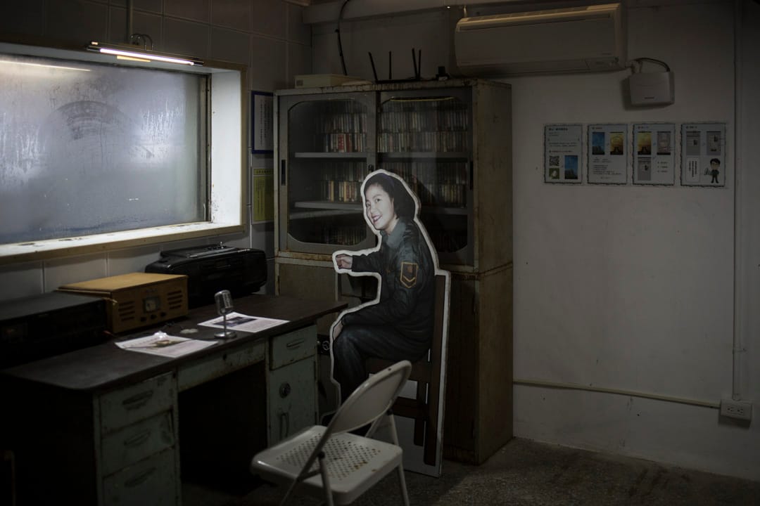 金門馬山播音站內，鄧麗君的人型紙板在播音室𥚃。