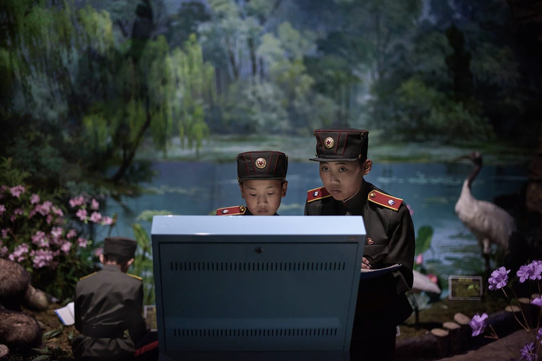 万景台革命学院学生在上生物课。