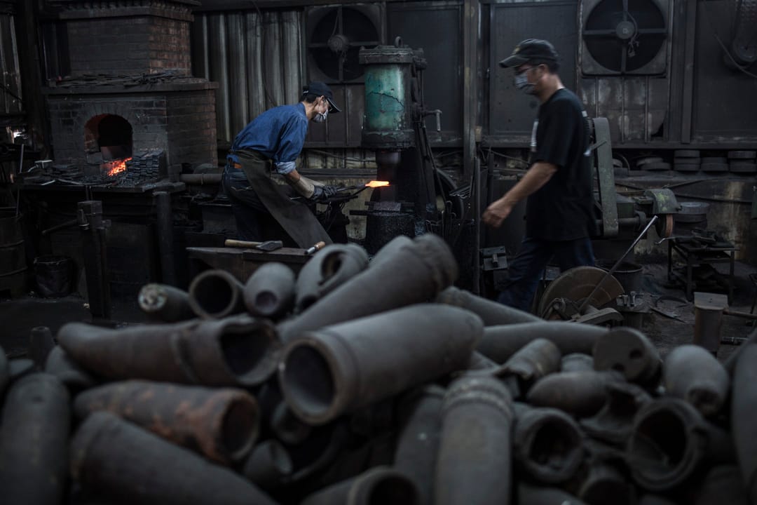 金門金合利鋼刀廠老闆吳朝熙正在製刀，由於20年間百萬枚砲彈落在金門，刀廠大量收集砲轟金門的砲彈，將之鍛造刀具，金門菜刀現成了馳名手信。