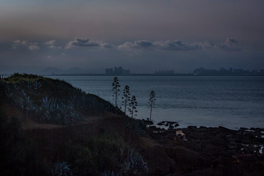 金門北山斷崖能遠眺廈門，那𥚃的播音牆，仍放著鄧麗君的歌。