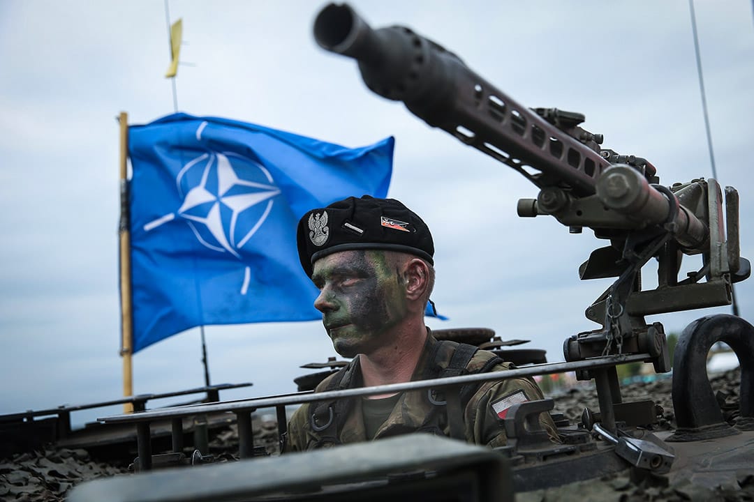 任何承諾都不是沒有前提的,也不可能永續。彼時承諾的前提是基於華約和北約兩個對峙的軍事集團還存在的現實,承諾的對象是「蘇聯」這個國家。圖為北約VJTF部隊於軍事演習期間,一名波蘭軍隊士兵在一輛坦克上。