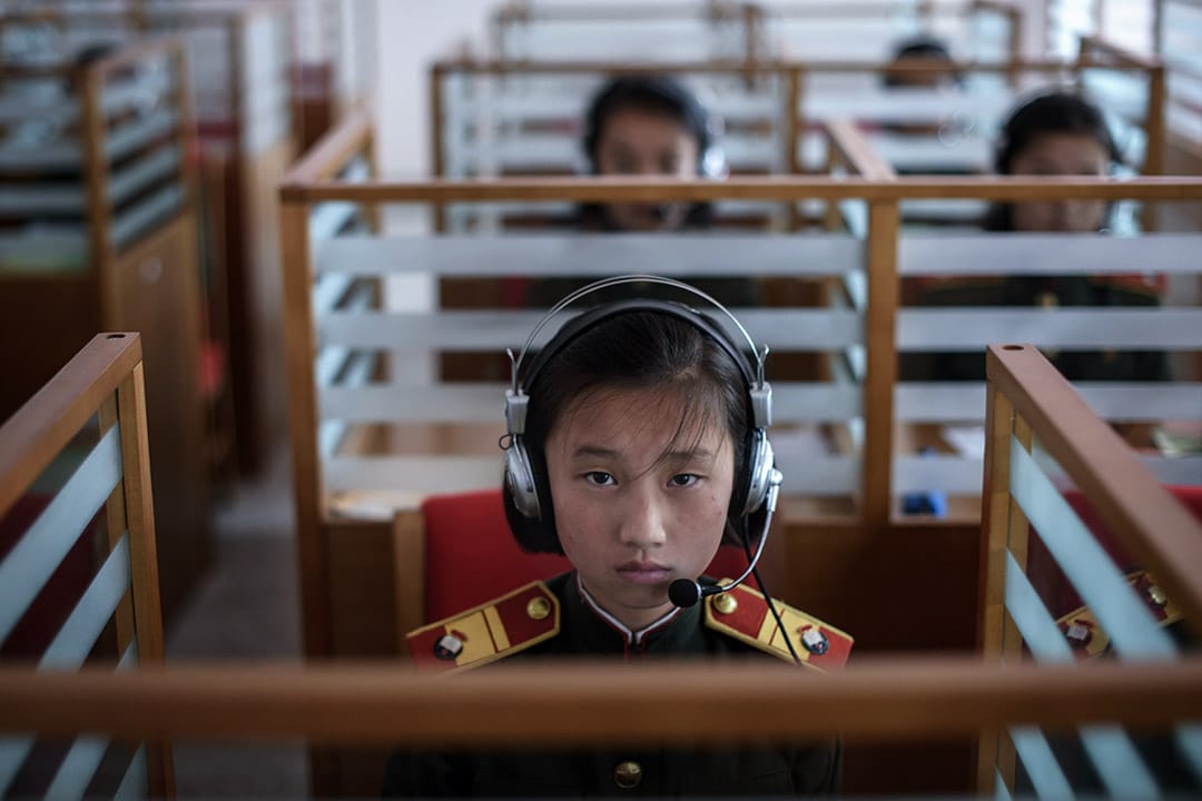 学生在康磐石革命学院上课，此校为女子学校，以金日成的母亲康磐石命名。