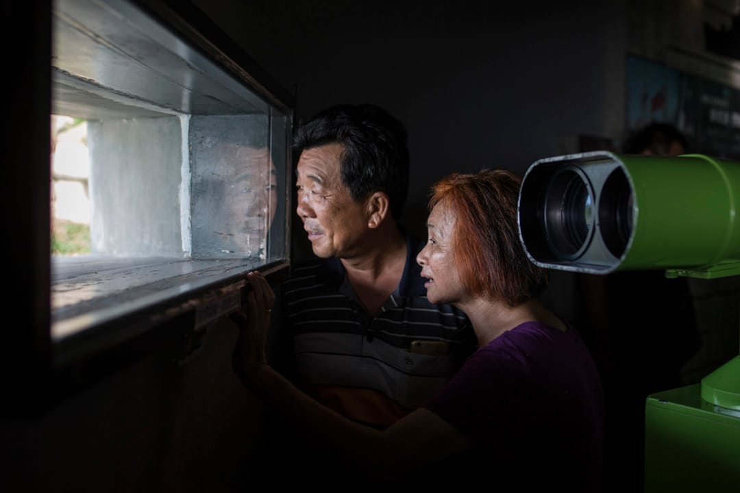 小金門頭井湖戰史館內有高倍望遠鏡，遊人可遠看中國廈門市。