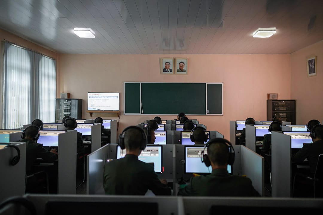 学生在万景台革命学院穿著统一的制服上课。