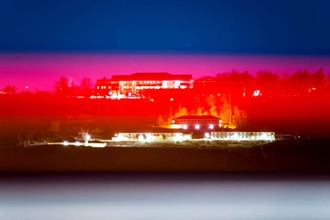 2018年3月16日，美国弗吉尼亚州，位于布卢姆菲尔德的气象山山下藏著一个美国政府紧急行动中心。遭遇重大袭击时，该设施是美国政府行政部门成员的急迁地点，确保美国政府能继续运作。普通民众并不知道气象山防空洞的存在，直至1974年，环球航空公司一架载有92人的客机在气象山坠毁，这里的秘密设施才被发现，唯机上乘客全部罹难。