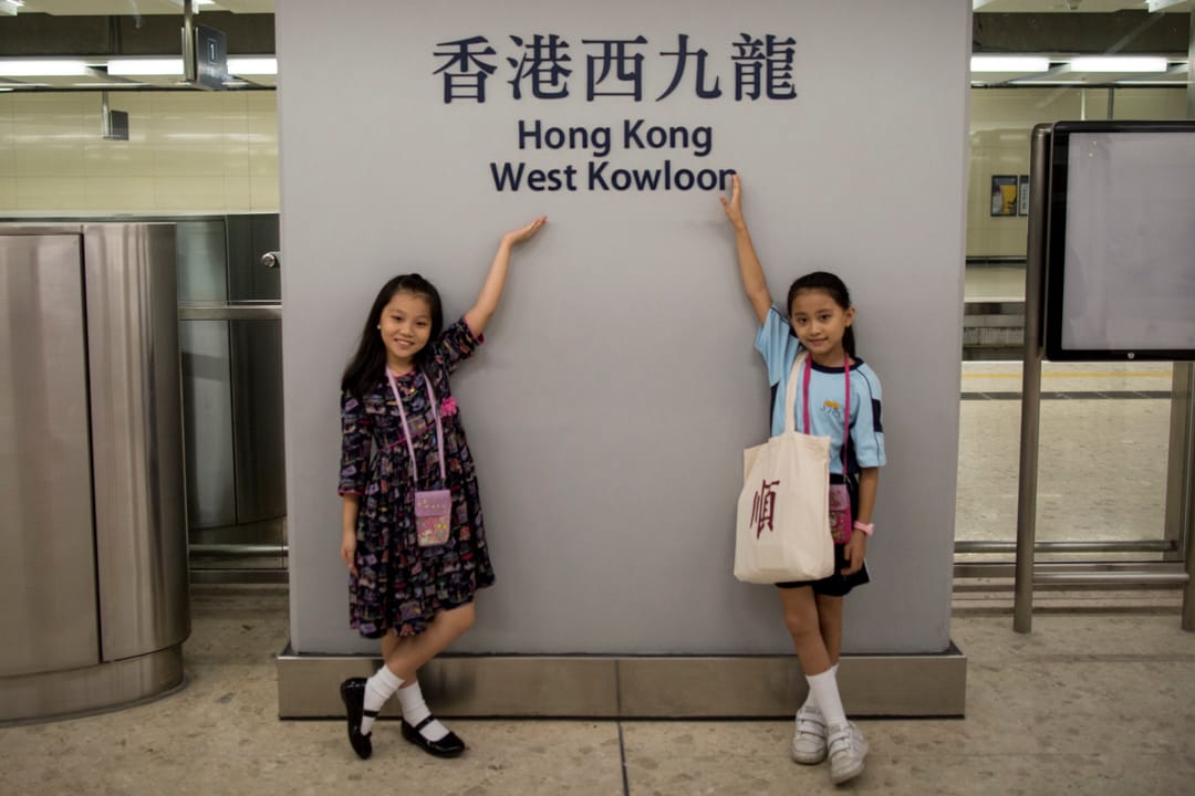 两位乘客乘搭由福田开往西九龙的高铁，准时抵达后在月台拍照留念。