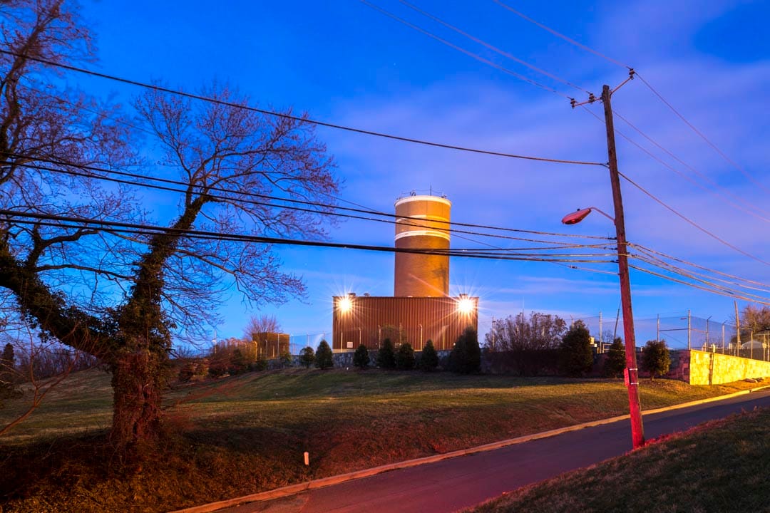 2018年3月8日，美国华盛顿，代号“车轮”（Cartwheel）的防空洞附近安装了核能通信塔。“车轮”堡垒位于里诺堡公园（Fort Reno Park）内，位于华盛顿最高的地方，始建于冷战时期，其目的是为保障核灾难爆发的时候，与美国其他的末日堡垒的通信。