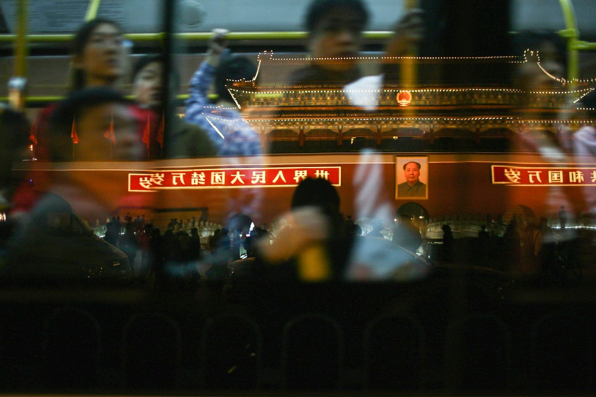 彭軻在《了解中國:一本21世紀的導讀》一書的導言中,回憶了1989年的那段經歷。他這樣描寫自己當年的判斷:「無論過去它有多受歡迎,共產黨都已經丟掉了它的合法性,只剩苟延殘喘。它的死亡將只是時間問題。」但在同一節文字中,他立刻又將話鋒拉回當下——「20多年過去,這些對中國的判斷被證明是錯誤的。」