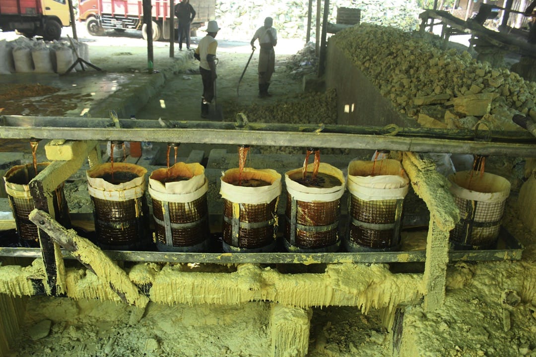 硫磺矿会卖给附近的炼油厂、生产清洁剂和肥料的工厂,被用于硫化橡胶、漂白及其他工业生产。