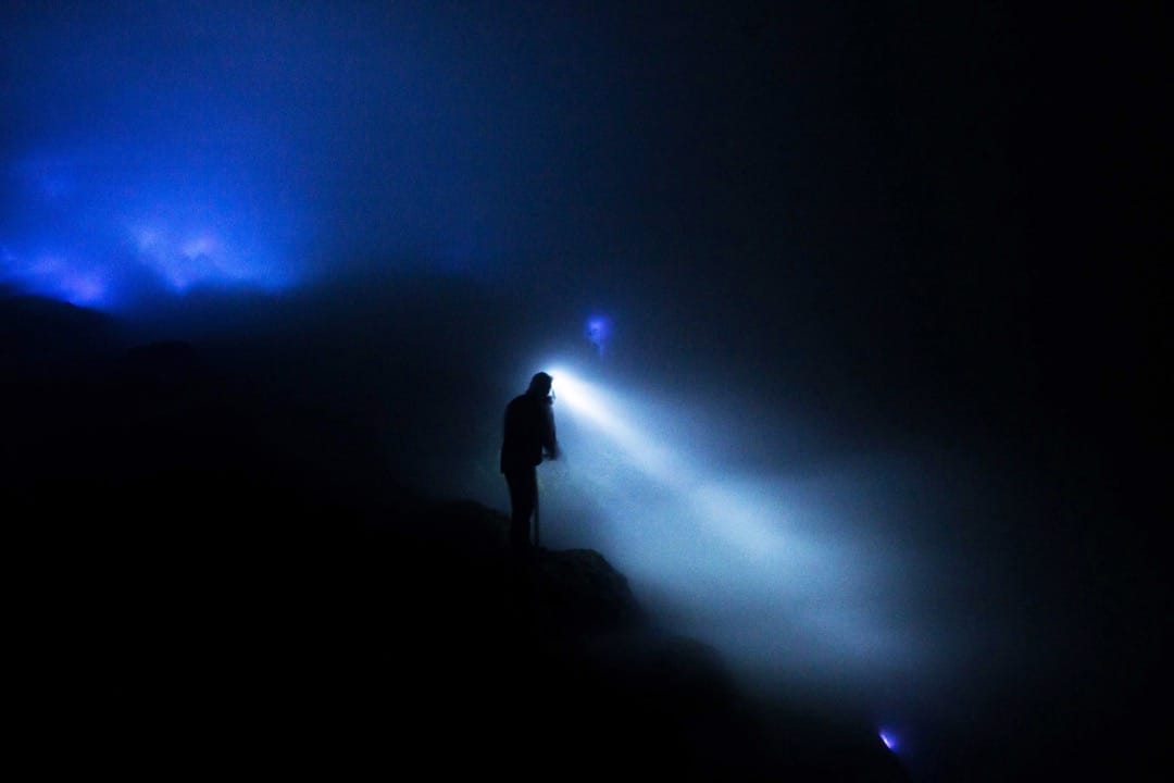 到了晚上,伊真火山会喷发出蓝色岩浆和火焰,美艳景色的背后,一群工人仍冒著生命危险默默开采硫磺。