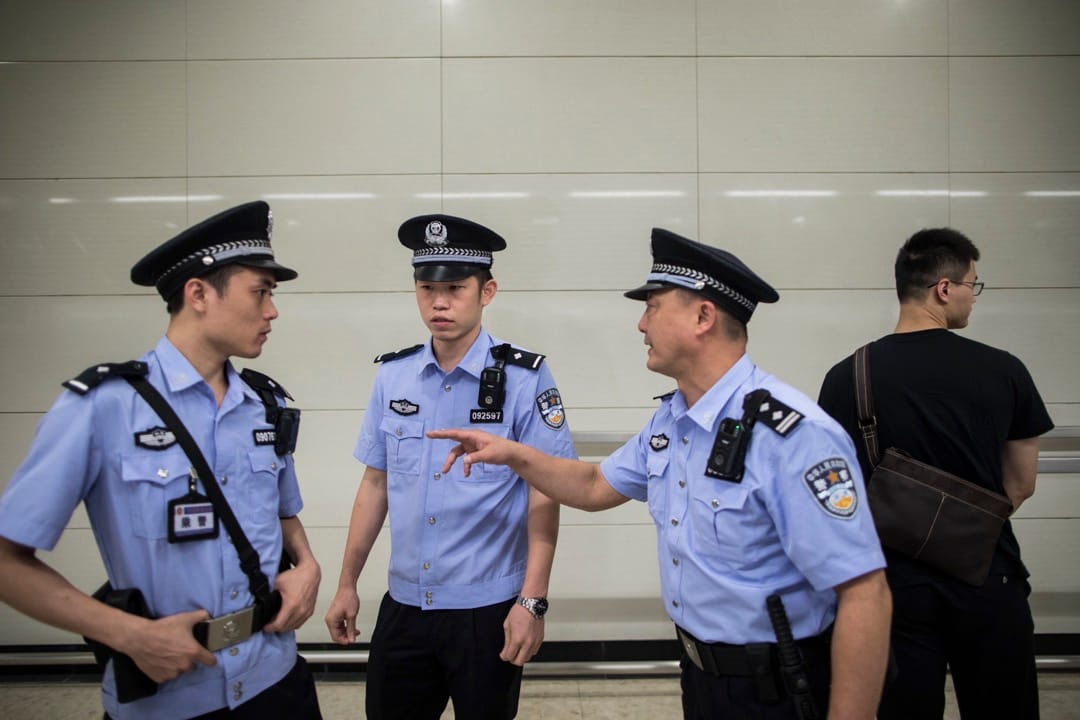 高铁香港段香港西九龙站月台，数名公安在维持秩序。