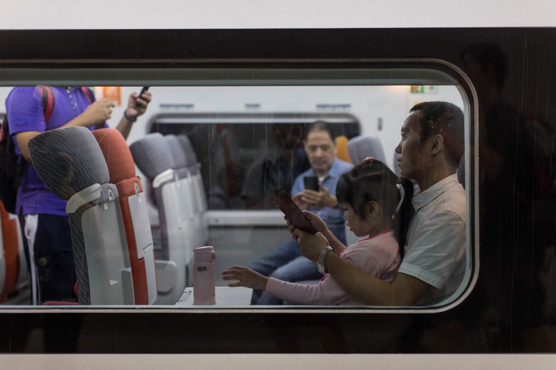 高铁香港段，首班由香港西九龙站开往内地深圳北站的列车。