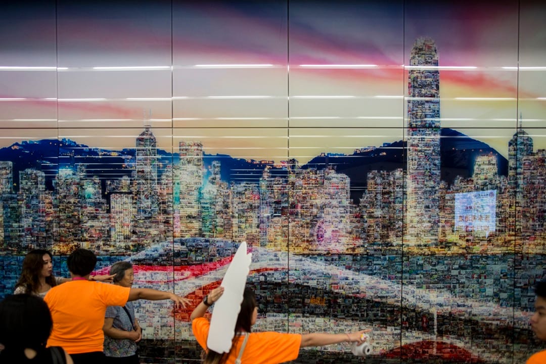 香港西九龙高铁站内的一道装饰墙。