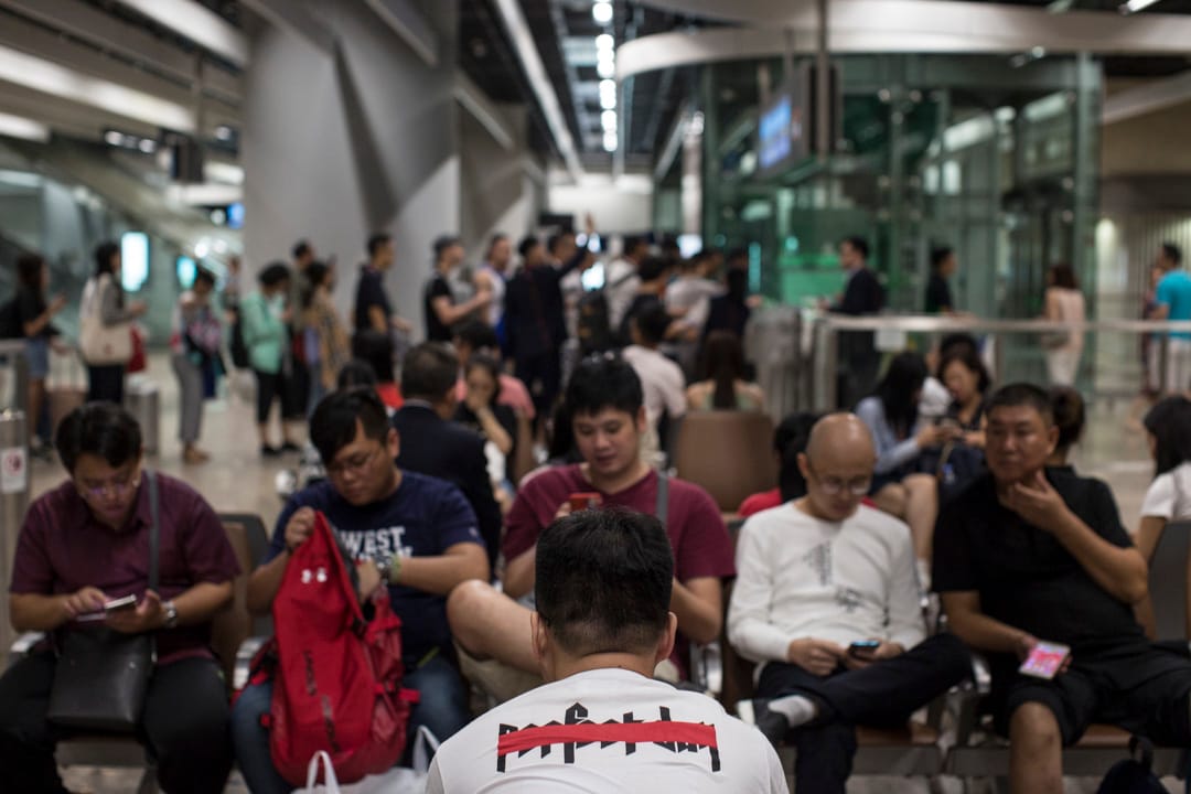 香港西九龙高铁站的点票闸口旁椅子，乘客等候登车。