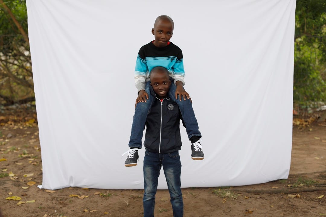 11岁双胞胎Lindokuhle和Slindokuhle。