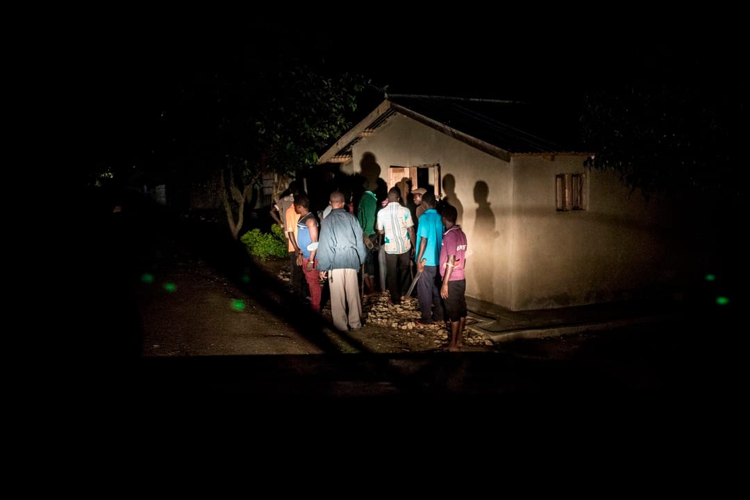 平民帶上大彎刀自發到被民主同盟軍搜掠過的民居尋找遺留的士兵。民眾近年飽受戰火蹂躪,對政府軍深感不滿,政府軍抵達時,民眾更向政府軍拋石頭。