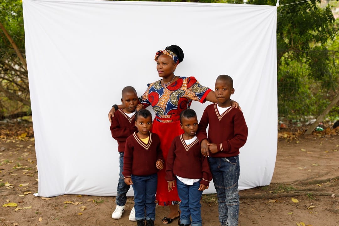 Jabulise Mkhize与自己的两对双胞胎儿子。