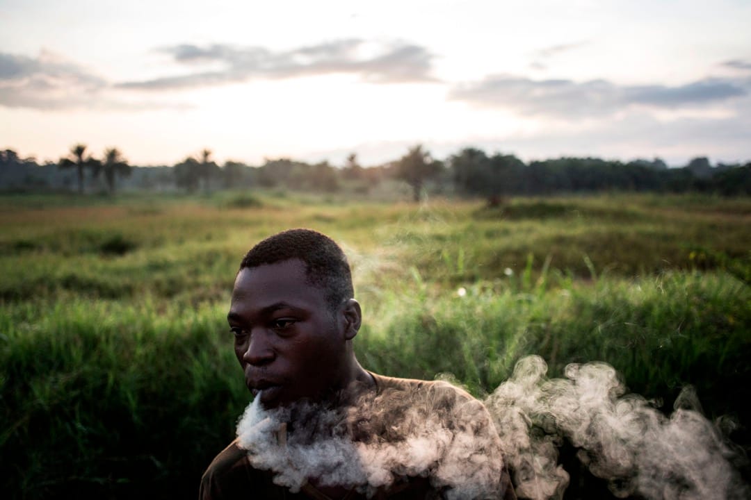 一名政府軍士兵在晨訓前抽煙。