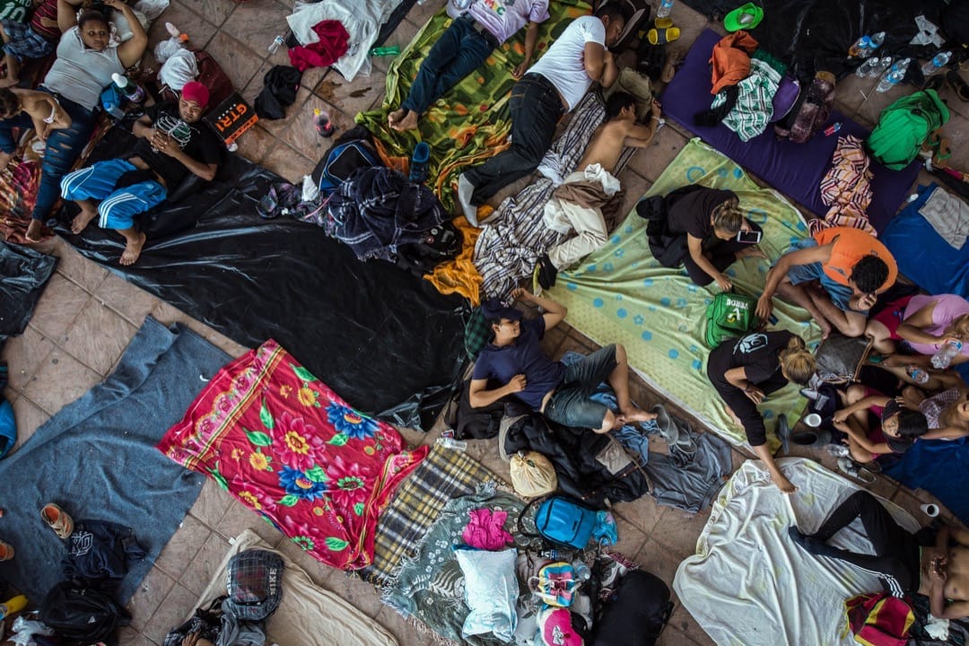 2018年10月25日，洪都拉斯移民大队抵达墨西哥恰帕斯州后，晚上在皮希希亚潘市内的广场休息。