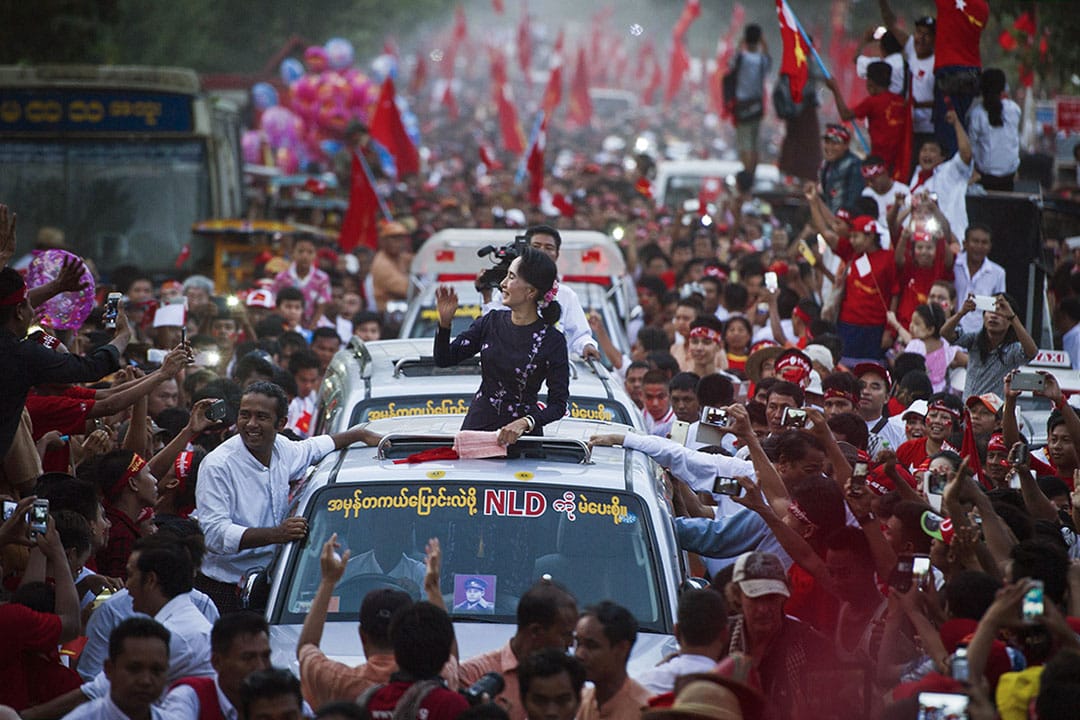 昂山素姬的政治理念包含著「和解」和「國家團結」兩個元素,多少緣於她比較特殊的身份——那就是建國領袖昂山將軍的女兒。圖為2015年11月1日,昂山素姬在仰光舉行的全國民主聯盟競選集會前向支持者揮手。